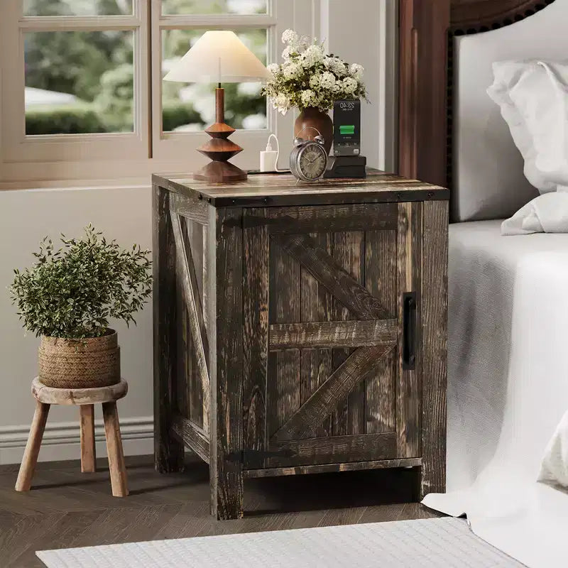 Table de chevet simple en bois avec porte coulissante de style grange