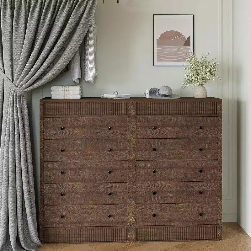 Commode haute 5 tiroirs en noyer – Meuble de rangement moderne en bois avec façades cannelées