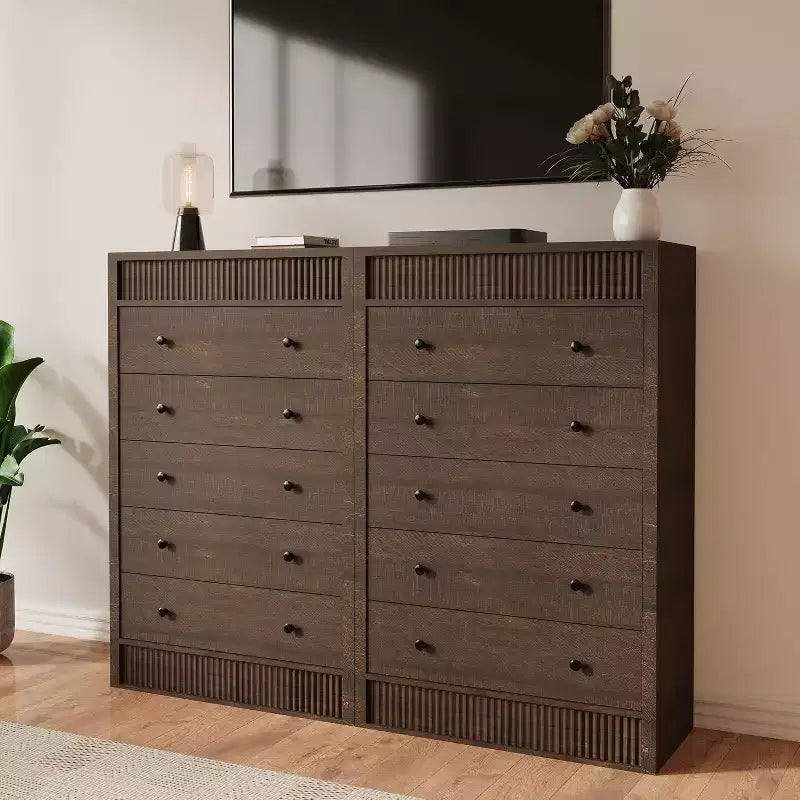 Commode haute 5 tiroirs en noyer – Meuble de rangement moderne en bois avec façades cannelées