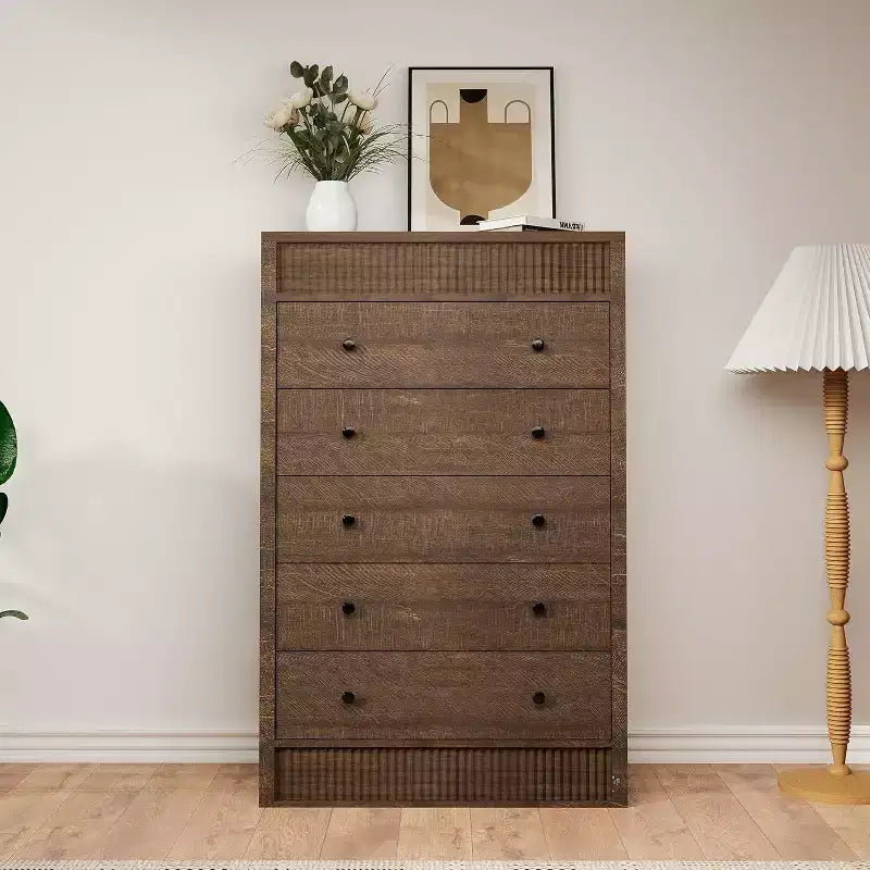 Commode haute 5 tiroirs en noyer – Meuble de rangement moderne en bois avec façades cannelées