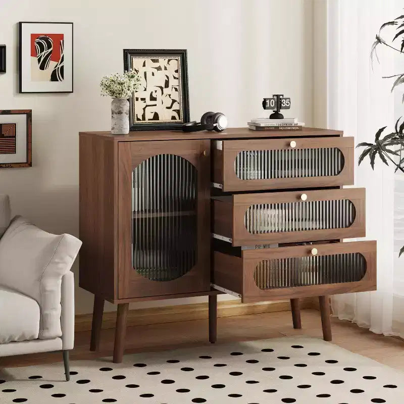 Un meuble de rangement décoratif en bois avec trois tiroirs et portes