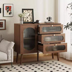 Un meuble de rangement décoratif en bois avec trois tiroirs et portes