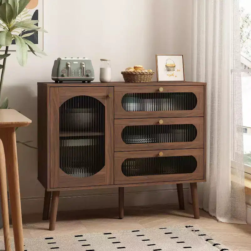 Un meuble de rangement décoratif en bois avec trois tiroirs et portes