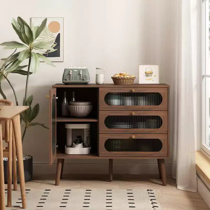 Un meuble de rangement décoratif en bois avec trois tiroirs et portes