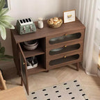 Un meuble de rangement décoratif en bois avec trois tiroirs et portes