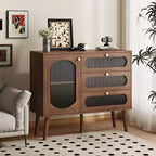 Un meuble de rangement décoratif en bois avec trois tiroirs et portes