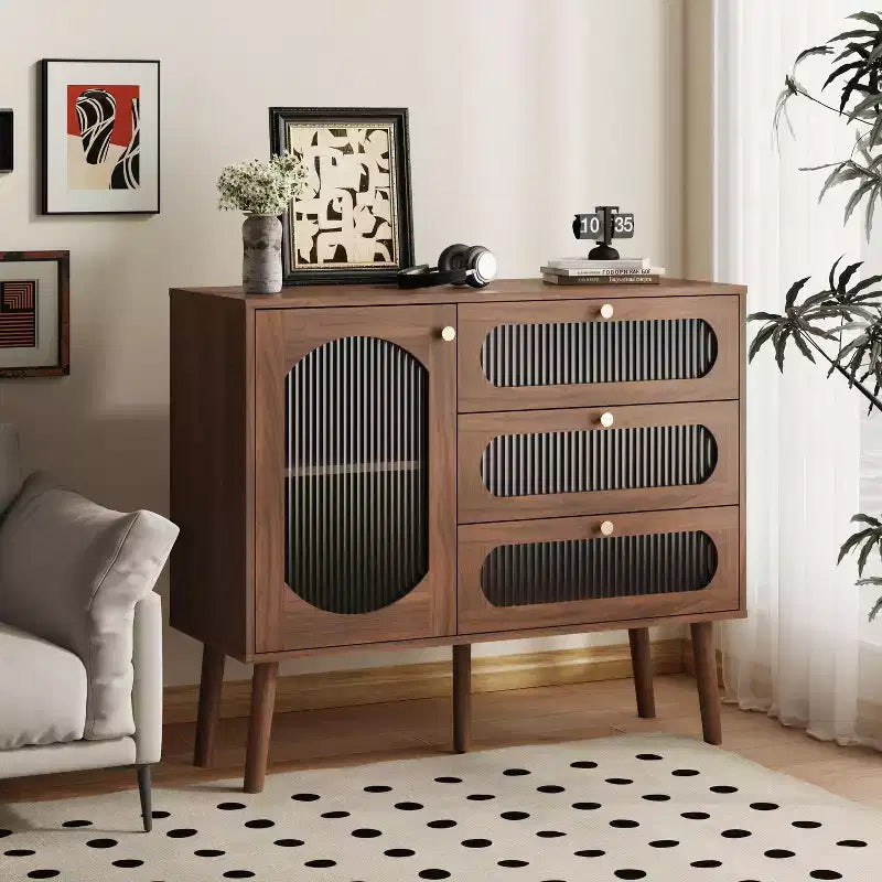 Un meuble de rangement décoratif en bois avec trois tiroirs et portes