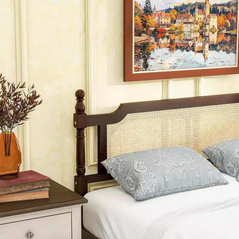 Lit plateforme Queen Size avec tête et pied de lit en rotin, lit en bois et rotin