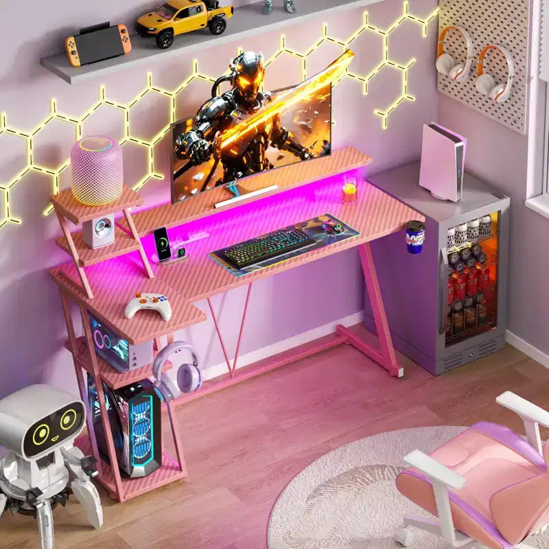 Bureau de jeu rose en forme de L avec étagères et support d'écran, poste de travail pour gamer